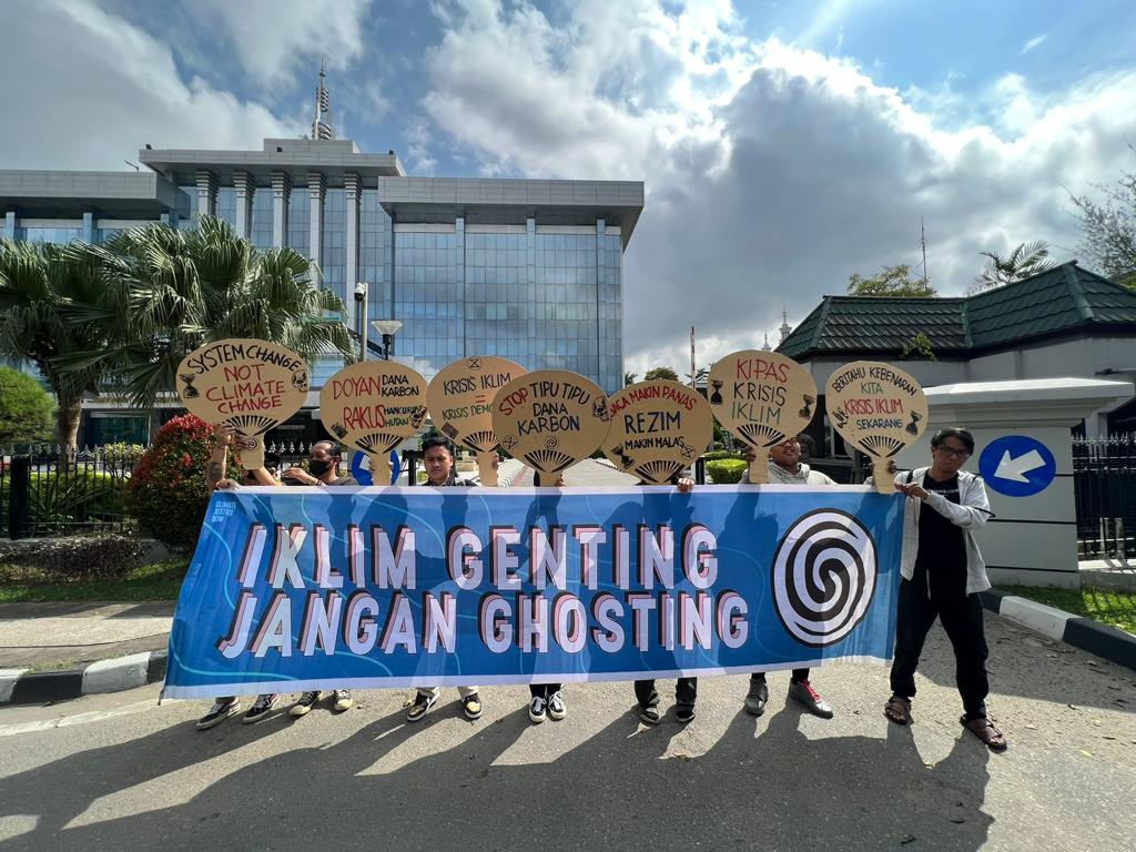 Aktivis XR Bunga Terung Kaltim saat menyampaikan kritik di depan kantor gubernur.